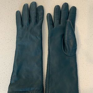 Women’s Danier leather gloves